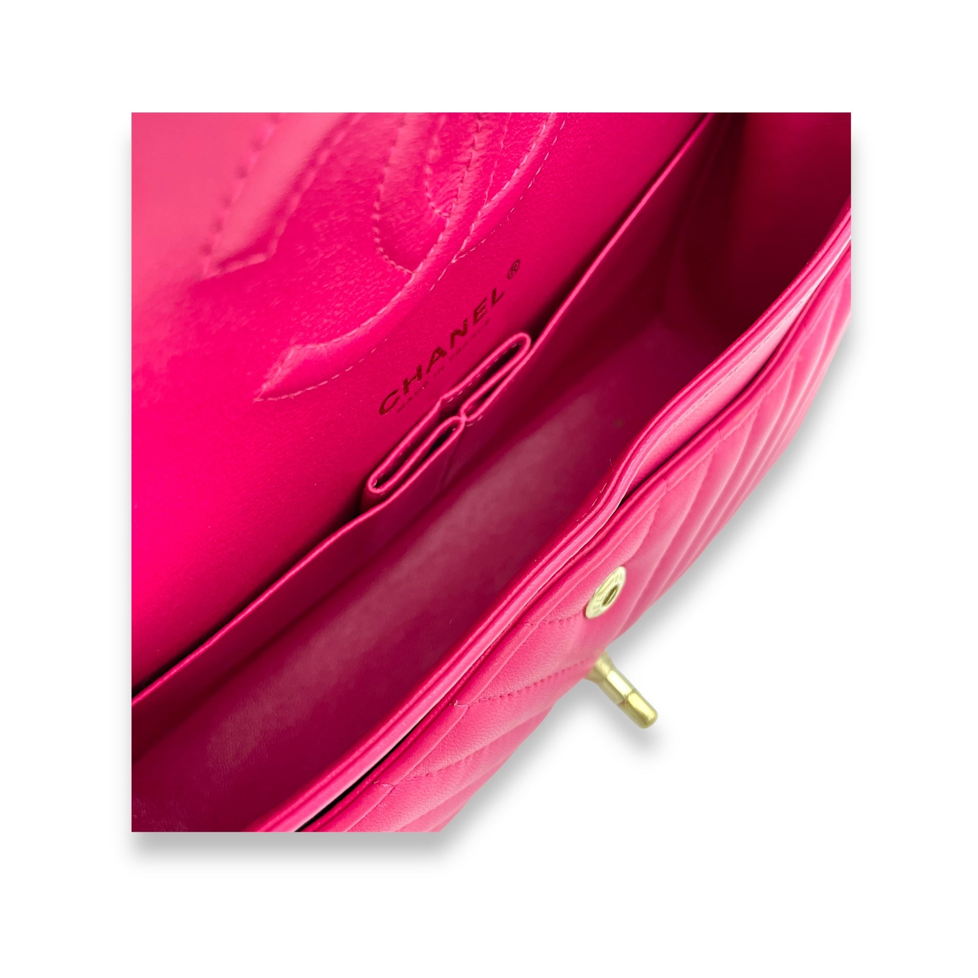 Classic Chevron Shoulder Bag in Calfskin, Gold hardware - Image 12