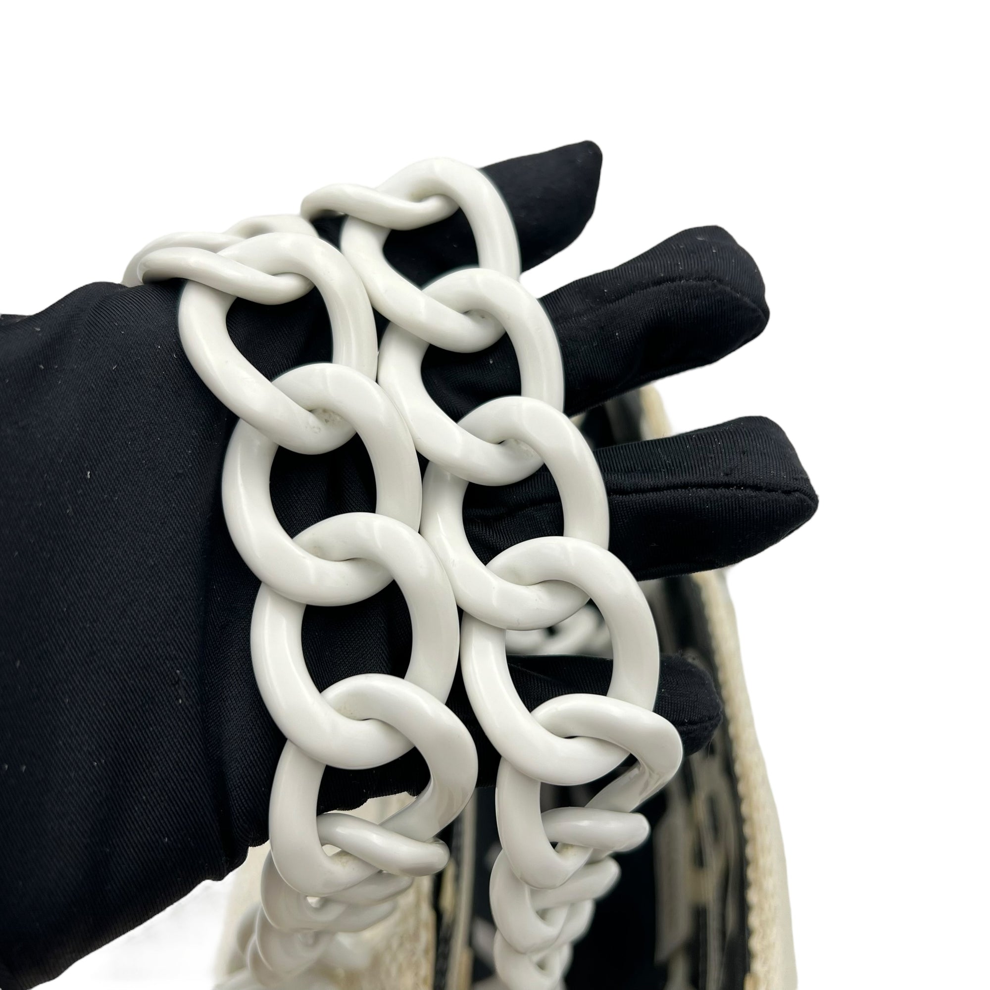 CC White Shoulder Bag in Raffia, Resin hardware - Image 13